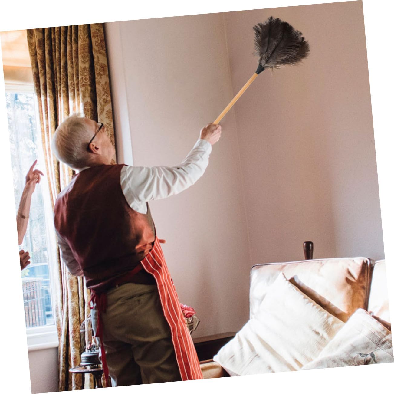 2pcs Feathered Duster with Random Handle for Furniture Cleaning